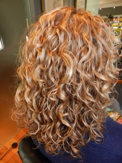 Too tight for me. This is what I don't want! Curly Natural Curls, Hairstyles Images, Organization Life, Pretty Curls, Spiral Perm, Medium Length Blonde, Curly Blonde Hair, Medium Curly, Blonde Curls