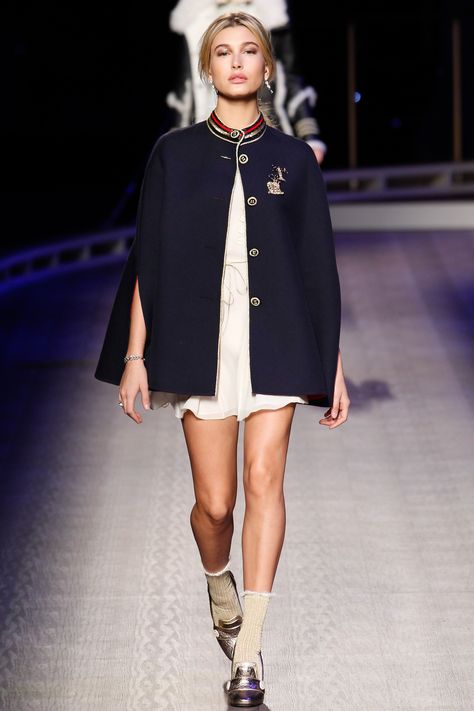 Tommy Hilfiger Fall 2016 Ready-to-Wear Fashion Show - Hailey Baldwin Fall Fashion 2016, Estilo Preppy, Hailey Baldwin, Nautical Fashion, 2016 Fashion, Vogue Paris, Fall 2016, Military Fashion, Preppy Style