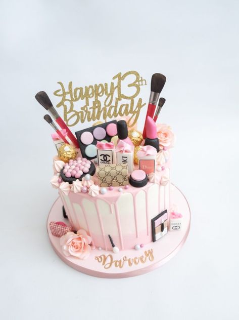 Fashionista Cake Ideas Birthday, Makeup Birthday Cake Ideas, Makeup Cake Designs Birthday, Skincare Cake Design, Makeup Birthday Cake Kids, Make Up Birthday Cake Girls Kids, Skincare Birthday Cake, 13th Girl Birthday Cake, Teen Cakes For Girls 13th Birthday