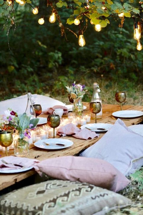 How to Build a boho style pallet table - French Country Cottage Country Style Party, French Table Setting, Courtney Allison, Romantic Table Setting, Summer Table Settings, Bohemian Table, Build A Table, Summer Centerpieces, Bottle Centerpieces