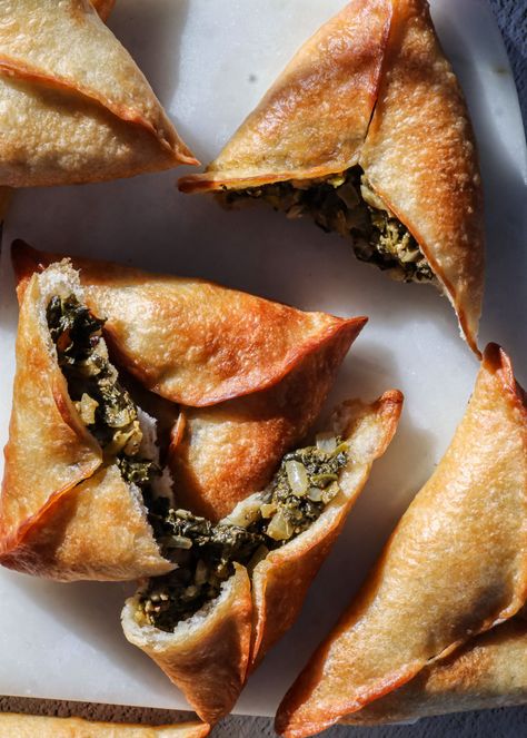 Stuffed with a tangy and aromatic spinach and onion filling, these vegan spinach pies (Fatayer Sabanekh) are a popular Middle Eastern food. Vegan Spinach Puffs, Lebanese Spinach Pies, Vegan Lebanese Food, Middle Eastern Snacks, Vegan Middle Eastern Food, Spinach Samosa, Vegetarian Middle Eastern Recipes, Vegan Middle Eastern Recipes, Middle Eastern Vegetarian Recipes