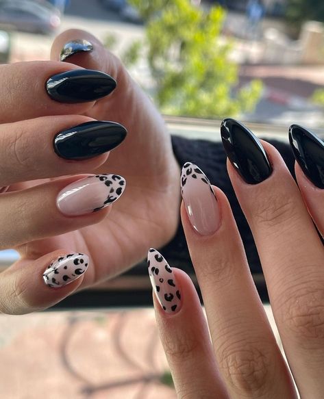 Black Design Acrylics, Grey Almond Nails Design, Black Gold Silver Nails, Almond Nails Designs Black, Nails To Go With A Black Dress, French Tip Nails Y2k, Black Chrome Nails Designs, Black Design Nails, Black Almond Nail Ideas