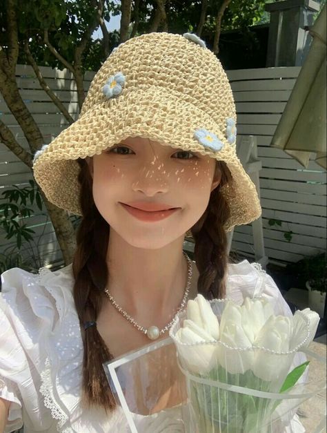 Crochet Hat Outfit Summer, Easy And Beautiful Hairstyles, Peony Aesthetic, Crochet Baby Cap, Pola Topi, California Hair, Street Outfits, Crochet Fairy, Crochet Keychain Pattern