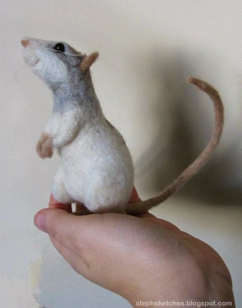 How can a rat look so appealing?  When he's needle felted! Needle Felted Rat, Felting Tips, Felted Mouse, Needle Felting Tutorials, Felt Mouse, Needle Felting Projects, Felted Animals, Felting Tutorials, Cute Mouse