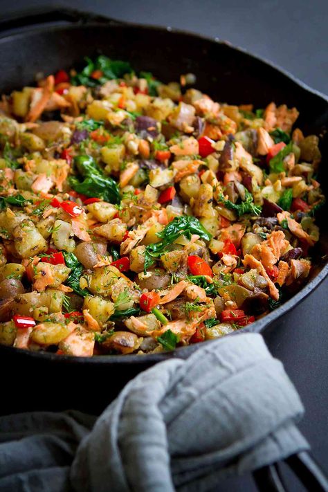 Serve up this flavorful and healthy Skillet Salmon Potato Hash with a green salad for brunch or a light dinner. 174 calories and 4 Weight Watchers SmartPoints Breakfast For A Group, Friday Meals, Potato Hash Recipe, Homemade Crunchwrap Supreme, Hash Recipe, Salmon Potato, Cooking Challenge, Healthy Brunch, Easter Brunch Food