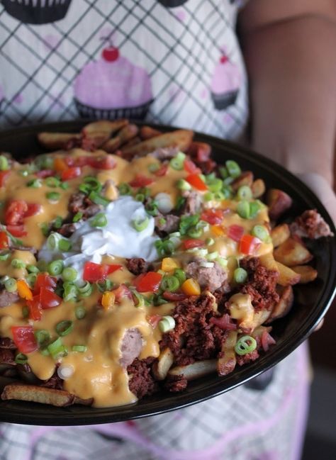 Taco Bell Fries Supreme Knock-Off | 10 Vegan Dishes That Will Have You Questioning Your Beliefs In Animal Products Fries Supreme, Vegan Taco Bell, Vegan Taco, Vegan Fries, Vegan Junk Food, Vegan Tacos, Vegan Main Dishes, Vegan Appetizers, Bowl Recipe