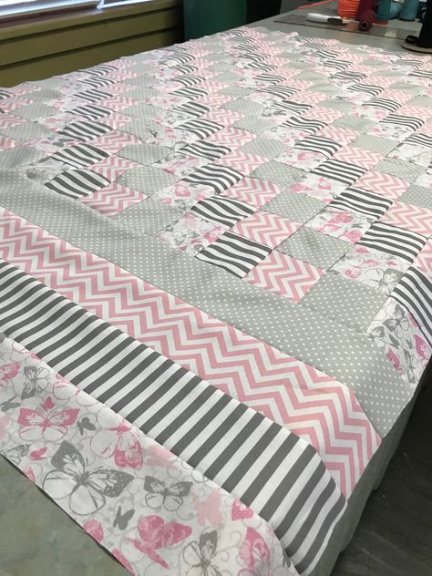 Pink And Grey Quilts, Quilt Beginner, Girls Rag Quilt, Baby Quilt Patterns Easy, Colchas Quilting, Beginner Quilting, Fun Quilts, Baby Rag Quilts, Beginner Quilt