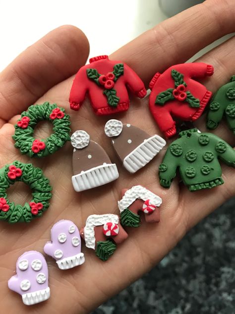 Holiday Clay Ideas, Polymer Clay Christmas Wreath, Christmas Polymer Clay Ideas Simple, Christmas Modeling Clay Ideas, Polymer Clay Christmas Charms, Christmas Clay Ideas Diy Gifts, Polymer Clay Winter, Fimo Christmas, Polymer Clay Christmas Ornaments Diy