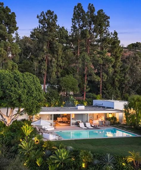 richard neutra's mid-century home in hollywood hills hits the market Cassandra Grey, Richard Neutra, Modernist Architects, Los Angeles Real Estate, Mid Century Modern Home, Upper West Side, Hollywood Hills, Architect House, Mid Century Modern House