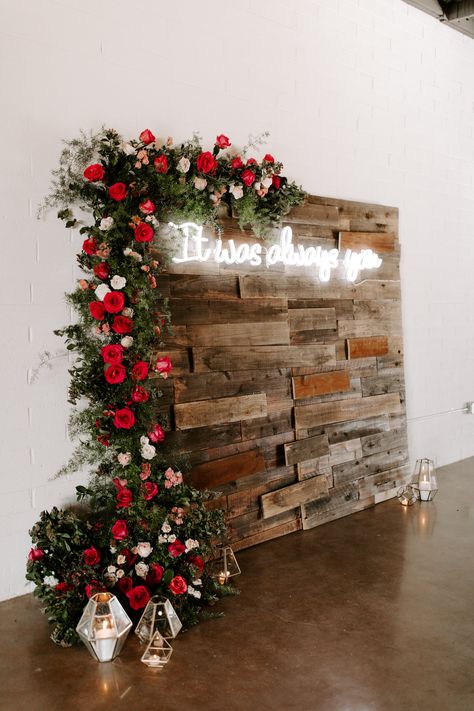 Wedding Backdrop Design 2023, Valentine's Wedding Ideas, February Wedding Reception Ideas, Red Wedding Inspiration, February Wedding Inspiration, Valentines Day Wedding Decorations, Photo Wedding Backdrop, Rustic Red Wedding Decor, Christmas Wedding Photo Backdrop