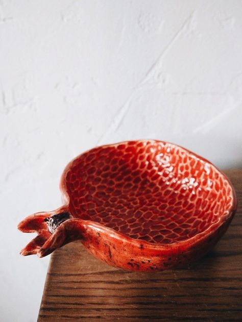 Pomegranate Bowl Ceramic, Ceramic Pomegranate Pottery, Fruit Ceramics, Pottery Pomegranate, Fruit Pottery, Pomegranate Bowl, Pomegranate Ceramic, Deco Fruit, Ceramic Pinch Pots