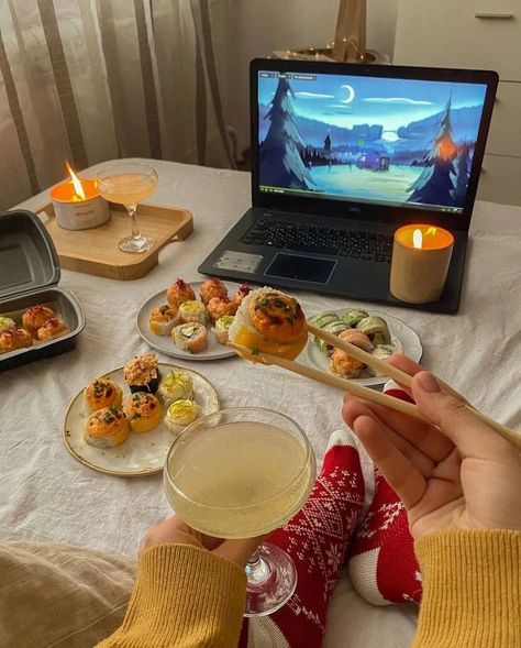 Netflix And Chill Food, Netflix And Chill Aesthetic, Movie Night Essentials, Pamper Evening, Chill Aesthetic, Pijama Party, Autumn Instagram, Cool Tech Gadgets Electronics, Cozy Evening