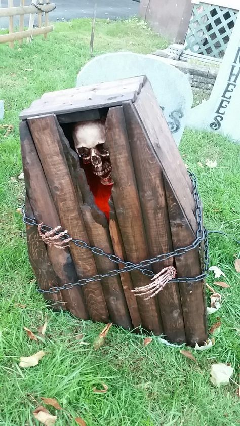 Halloween Coffin Decoration, Halloween Fence, Skull Diy, Décoration Table Halloween, Scary Halloween Decorations Outdoor, Scary Halloween Decorations Diy, Wood Fencing, Halloween Diy Outdoor, Halloween Photo Booth