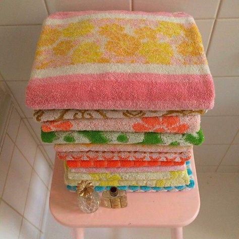 We had very similar towels. Towel Ideas, Living Tv, 70s Home, Vintage Towels, Vintage Bath, Granny Chic, Vintage Bathroom, Old Fashion, Retro Home