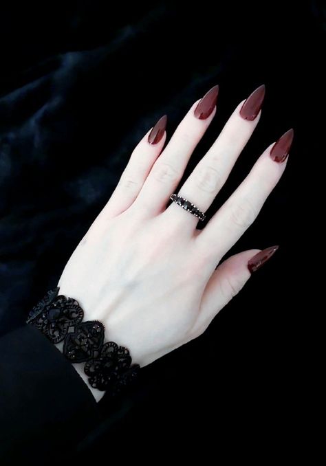 Goth nails Gothic Nail Colors, Vamp Nails Acrylic, Gothic Rose Nails, Vampire Nails Gothic Short, Gothic Nails Simple, Twilight Nails Aesthetic, Nail Vampire, White Goth Nails, Romantic Goth Nails