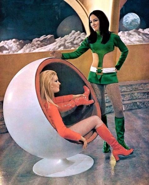 Space Fashion Futuristic, Mod Photoshoot, Space Age Aesthetic, 60s Space Age, 1960s Space Age, Space Age Fashion, Magical Girl Outfit, Space Fashion, Vintage Photoshoot