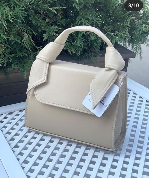 Classy Handbags For Women, Classy Handbags, Women Casual Outfits, Women Hand Bags, Trending Bags, Purse Aesthetic, Viral Products, Classy Purses, Stylish School Bags