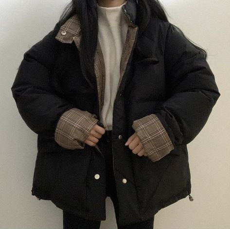 Korean College Outfits Winter, Fall Jackets Aesthetic, Kpop Winter Fashion, Aesthetic Jackets Winter, Korean Casual Outfits Winter, Korean Hoodie Outfit, Grunge Winter Jacket, Winter Jackets Aesthetic, Aesthetic Winter Jacket