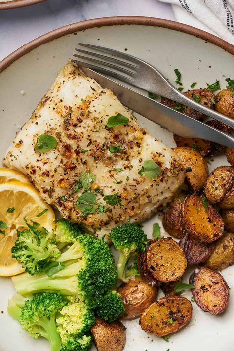 Baked Sea Bass Recipes Ovens, Oven Baked Chilean Sea Bass Recipe, Baked Sea Bass Recipes, Sea Bass Recipes Baked, Chilean Sea Bass Recipe Baked, Sea Bass Recipes Healthy, Garlic And Herb Marinade, Corvina Fish Recipes, Chilean Sea Bass Recipe