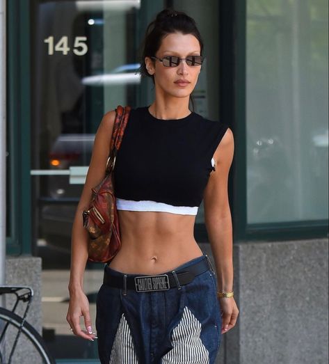 Be Thinner Look Better, Bella Hadid Pictures, Lookbook Aesthetic, Queen Energy, Bella Gigi Hadid, Bella Hadid Outfits, Bella Hadid Style, Hadid Style, Model Off Duty