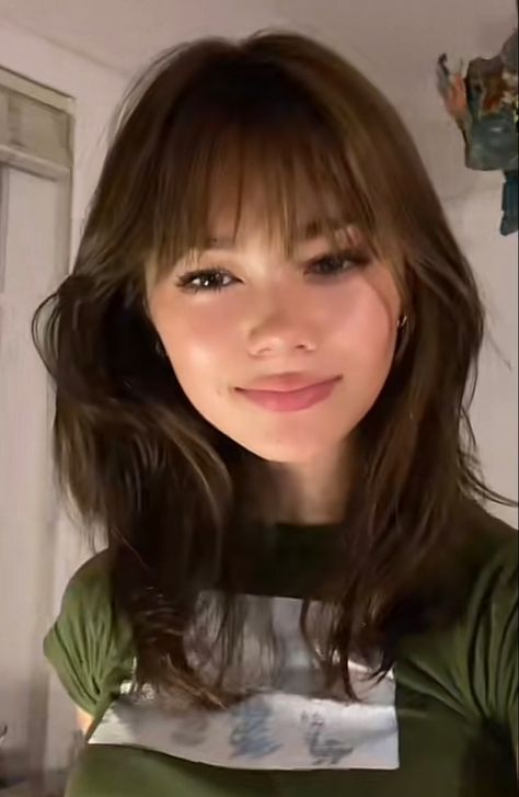 Bangs On Round Face Chubby, Dark Hair Bangs Short, Wispy Bangs Round Face Small Forehead, Bangs Not Styled, Bangs With Wolf Cut, Face Framing Layers And Bangs, Chopped Bangs, Bangs Shoulder Length Hair, Piecy Bangs Medium Hair