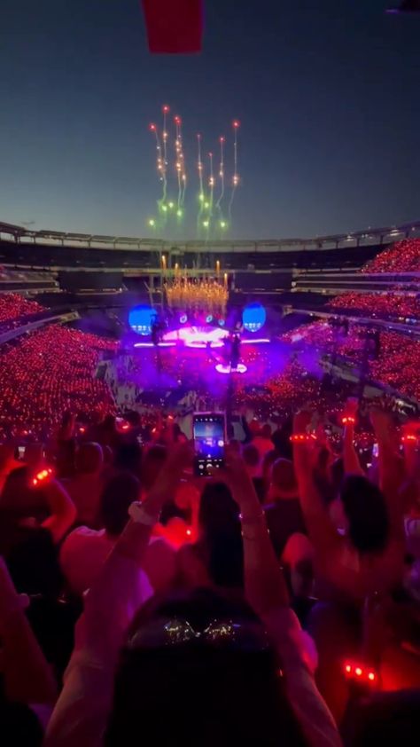 @coldplaybrasil shared a video on Instagram: “A abertura dos shows do Coldplay são assim: mágica 🪄 Marca quem vai viver esse sonho com você aqui! #ColdplayNJ #ColdplayLive…” • Jun 5, 2022 at 2:03pm UTC Show Do Coldplay, Coldplay Concert, Percy Jackson Cast, Rock In Rio, Coldplay, Percy Jackson, Party Time, A Video, Instagram A