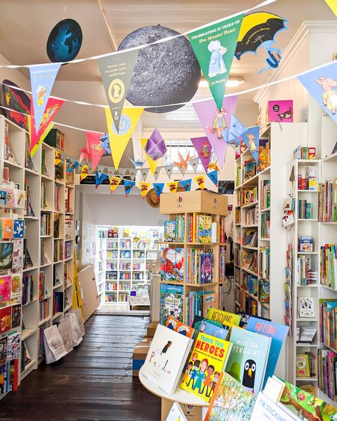 Childrens Library Design, Book Store Design, Book Fair Ideas Display, Bookstore Interior, Bookstore Ideas, Bookshop Café, Bookstore Design, Children's Library, Kids Cafe