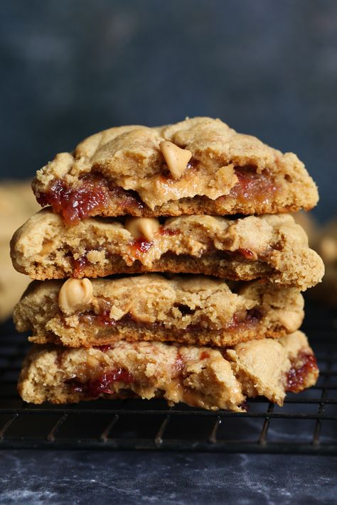 Peanut Butter and Jelly Cookies are thick peanut butter cookies stuffed with peanut butter chips, creamy peanut butter and jelly! Just like your favorite childhood sandwich in cookie form! A MUST TRY! #cookiesandcups #cookierecipe #peanutbuttercookie #peanutbutterandjelly #pbj #strawberryjelly #peanutbutter Thick Peanut Butter Cookies, Peanut Butter And Jelly Cookies, Peanut Butter Jelly Cookies, Healthy Peanut Butter Cookies, Cookies Stuffed, Flourless Peanut Butter Cookies, Nostalgic Childhood, Best Peanut Butter Cookies, Jelly Cookies