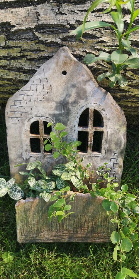 Pottery Garden Ideas, Garden Pottery Ideas, Hand Built Pottery Ideas, Ceramic Birdhouse, Beginner Pottery, Pottery Houses, Pottery Workshop, Pottery Handbuilding, Garden Pottery