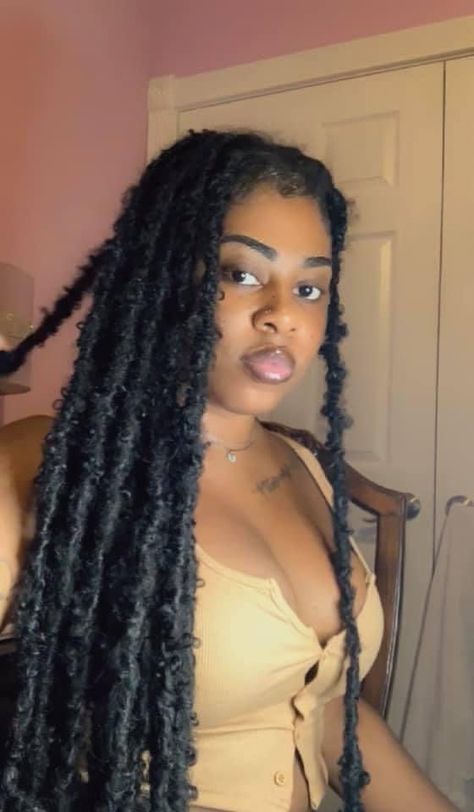 Puffy Butterfly Locs, Messy Butterfly Locs, Butterfly Locs Black, Locs Protective Styles, Girl Locs, Braids Aesthetic, Messy Locs, Real Outfits, Ideal Aesthetic