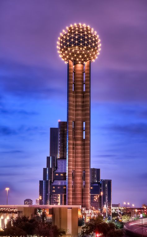 Reunion Tower is a monumental building for Dallas, Texas. Take in the views and experience the city. Reunion Tower Dallas, Magic Places, Dallas Skyline, Interesting Buildings, Amazing Buildings, Unique Buildings, Texas Homes, Texas Travel, Dallas Fort Worth