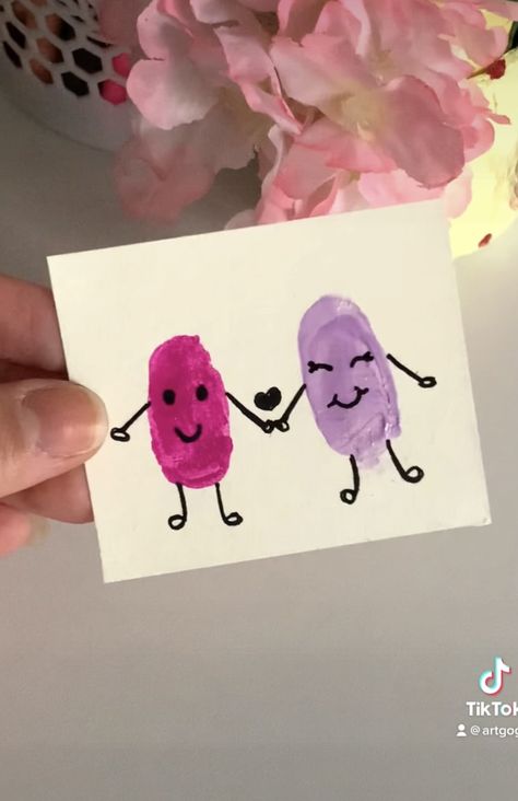 Thumb Art With Friends, Fingerprint Memory Art, Cute Couple Hand Paintings, Bestie Hand Painting Ideas, Thumbprint Art Couple, Canvas Fingerprint Art For Friends, Thumb Painting Couple, Bff Fingerprint Painting, Besties Painting Ideas