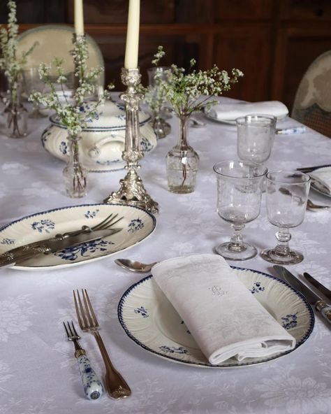 Nothing gives quiet luxury quite like monogrammed antique French table linens. Their subtle yet enchanting damask designs and hand embroidered initials are elegant and rich in history. This stunning set is embroidered in the initials L.B. And comes with twelve napkins and one large tablecloth. Head to our website to shop! #antiquetable #antiquetableware #antiques #tablescape #tablestyling #tabledecor #artdelatable #maisonfete French Countryside Table Setting, Regency Table Settings, White Table Cloth Decor, French Dinner Table, French Tablescape, Table Setting Aesthetic, French Table Decor, Classic Table Setting, French Table Setting