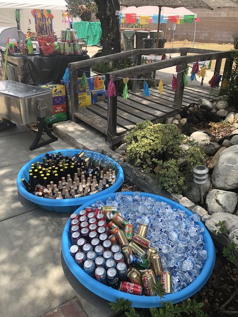 Birthday Cookout, Pool Party Adults, Pool Party Food, Pool Drinks, Backyard Movie Nights, Pool Party Decorations, Pool Birthday, Party Hacks, Pool Birthday Party