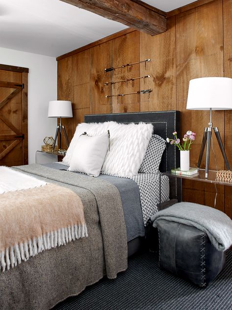 Cabincore Decor, Bedroom Accent Wall, Black Accent Walls, Rustic Farmhouse Living Room, Ski House, Bedroom Accent, Accent Wall Bedroom, New England Homes, Wallpaper Accent Wall