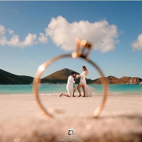 Wedding Pictures Beach, Pre Wedding Praia, Beach Wedding Pics, Engagement Photo Shoot Beach, Pre Wedding Photoshoot Beach, Engagement Pictures Beach, Couples Beach Photography, Pre Wedding Photoshoot Props, Wedding Fotos