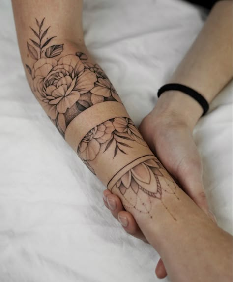 Ig @edyptattoos Arm Cuff Tattoo, Underarm Tattoo, Wrist Band Tattoo, Side Wrist Tattoos, Cuff Tattoo, Feminine Tattoo Sleeves, Tattoos For Women Half Sleeve, Floral Tattoo Sleeve, Forearm Tattoo Women