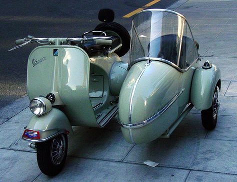 BIANCHI GREEN VESPA & SIDECAR. Vroeger heel veel ingezeten met mijn vriendje Wim (vader had er een) Scooter Sidecar, Green Vespa, 50cc Motorcycle, Vespa Sidecar, Italian Scooter, Classic Vespa, Vintage Vespa, Vespa Scooter, Motorcycle Sidecar