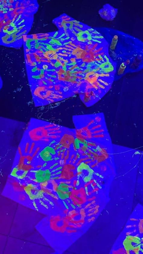 Neon Party Themes, Dark Birthday Party, Glow In The Dark Birthday, Glow Theme Party, Dark Birthday, 14th Birthday Party Ideas, Fun Party Favors, Glow In Dark Party, Neon Birthday Party