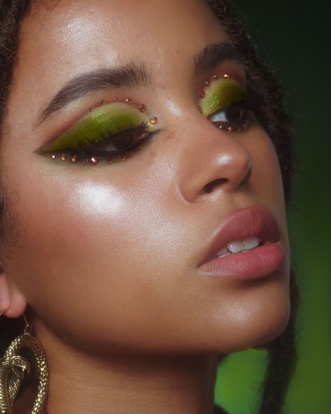 Green Eyeshadow Looks, Kali Ledger, Artsy Makeup, Instagram Edit, Brow Pen, Graphic Makeup, Green Makeup, Unique Makeup, Green Eyeshadow