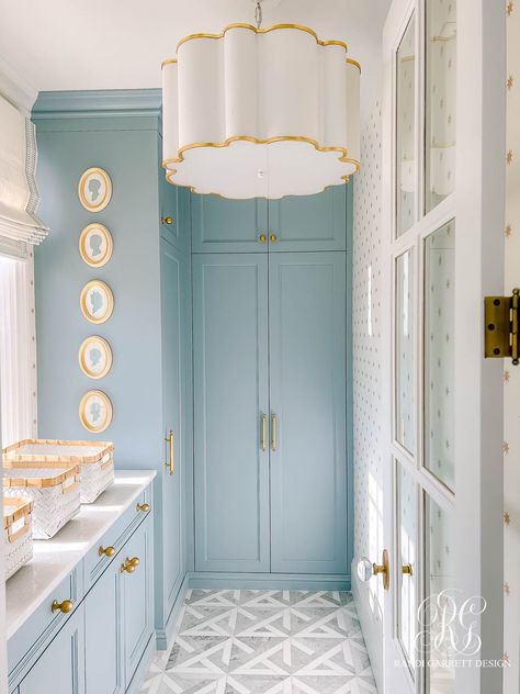 Preppy Beach House, Blue Laundry Rooms, Modern Chinoiserie, White Laundry Rooms, Beach Preppy, Rabbit House, Laundry Space, White Laundry, Laundry Room Inspiration