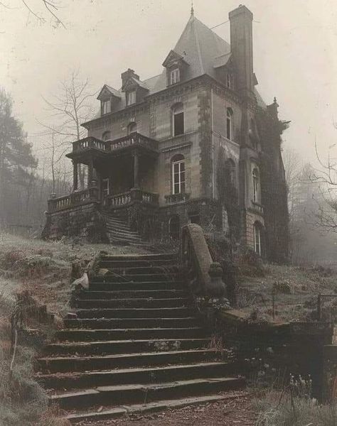 Old Historical Pictures | Creepy | Facebook Haunted House Pictures, Creepy Old Houses, Real Haunted Houses, Scary Houses, Abandoned Asylums, Old Abandoned Houses, Creepy Pictures, Scary Places, Abandoned Mansions