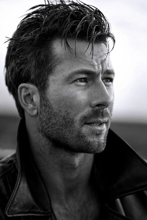 Glen Powell | Vanity Fair | May 15, 2024 | 📷 Matthew Brookes Shirtless Glen Powell, Glen Powell Black And White, Glen Powell Hot Pics, Glen Powell Hair, Glenn Powell Wallpaper, Glen Powell Wallpaper Aesthetic, Glen Powell Twisters Wallpaper, Glen Powell Photoshoot, Glen Powell Cowboy