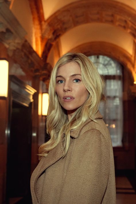 Sienna Miller Makeup, Anatomy Of A Scandal, Siena Miller, Sienna Miller Hair, Sienna Miller Style, Effortless Hair, Famous Actresses, Blonde Waves, Luminous Skin