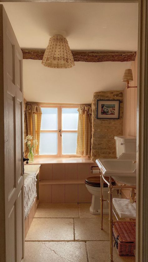 Italian Cottage Bathroom, Old Renovated Houses, Old Cottage Bathroom, Bathroom English Cottage, Traditional Cottage Bathroom, English Country Bathroom Cottage Style, Cottage House Bathroom, Small English Cottage Interior, Cottage Washroom