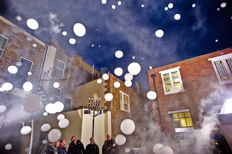 Edible Fireworks by Bompas & Parr - when you inhale the smoke you get an awesome taste explosion! Edible Fireworks, Chemistry Of Fireworks, Bompas And Parr, Floating Bubbles, New Years Eve Fireworks, Mad Scientists, Orange Bubbles, Thames River, Fireworks Design