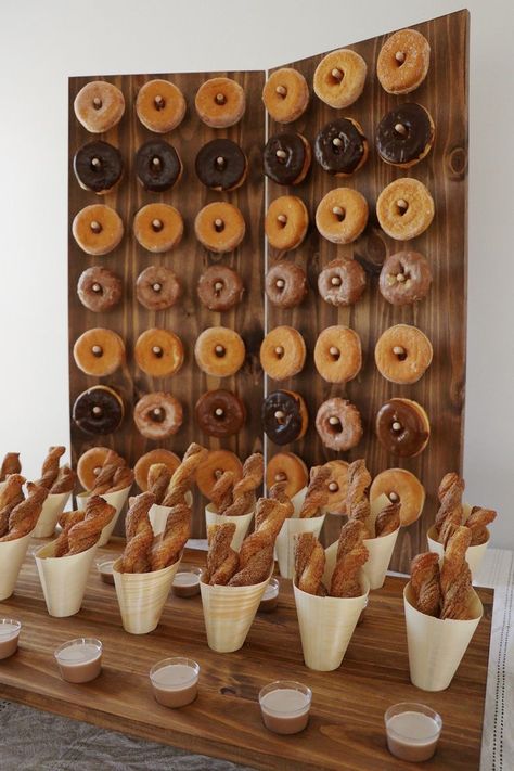 Fall Wedding Donut Bar, Wooden Donut Stand, Rustic Donut Display, Donut Bar Baby Shower Ideas, Small Wedding Reception Food Ideas, Charcuterie Wall Display, Donut Boards Wedding, Donut Table Display, Masquerade Desserts