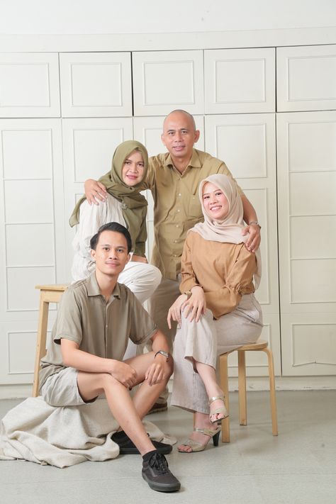 earth tone Earth Tone Photoshoot Studio, Photo Family Ideas Studio, Earth Tone Family Photos, Family Self Photo Studio, Family Potrait Pose, Family Portrait Poses For 4, Family Studio Photography Outfits, Graduation Photo Studio, Earth Tone Family Pictures Outfits