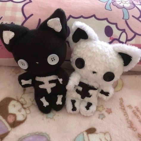 Creepy Stuffed Animals, Doll Plushies, Handmade Plushies, Cute Sewing Projects, Tanah Liat, Plushie Patterns, Sewing Stuffed Animals, Cute Plushies, Kawaii Plushies