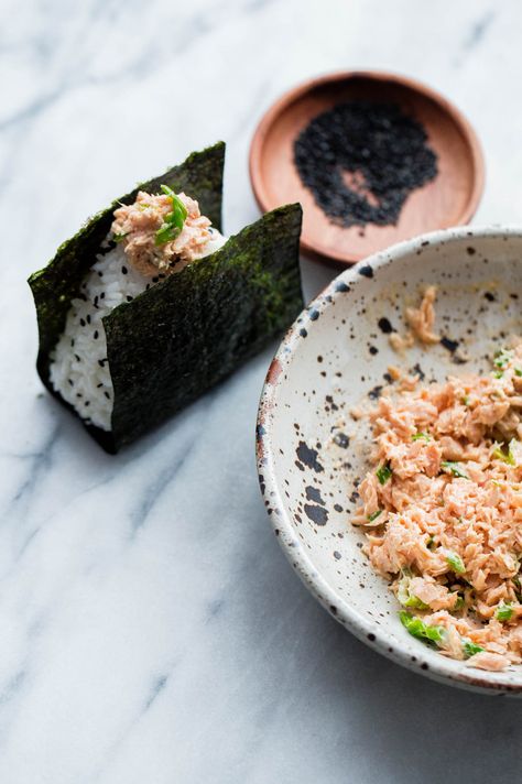 Spicy Tuna Onigiri, Tuna Onigiri, Seafood Aesthetic, Onigiri Filling, Japanese Onigiri, Onigiri Recipe, Tuna Mayo, Mayo Recipe, Spicy Tuna